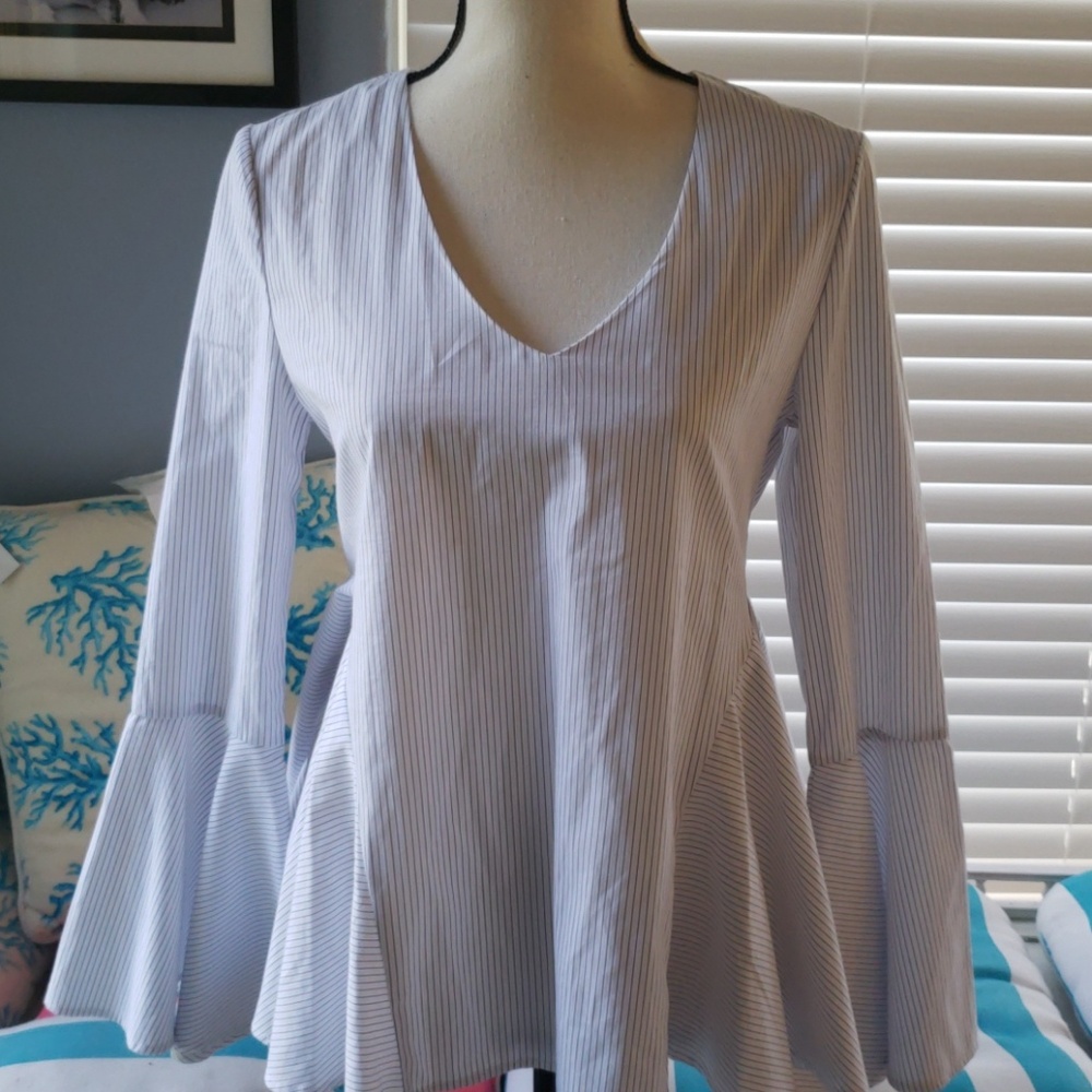 Beautiful bell sleeve Romeo & Juliet shirt
